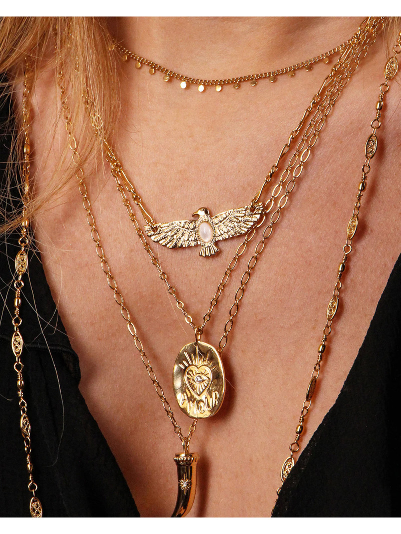 collier doré ras de cou avec un aigle et une pierre semi-précieuse de la marque Nilaï