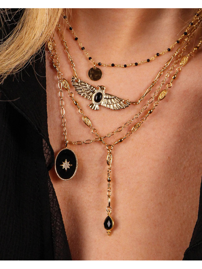 collier doré ras de cou avec un aigle et une pierre semi-précieuse de la marque Nilaï