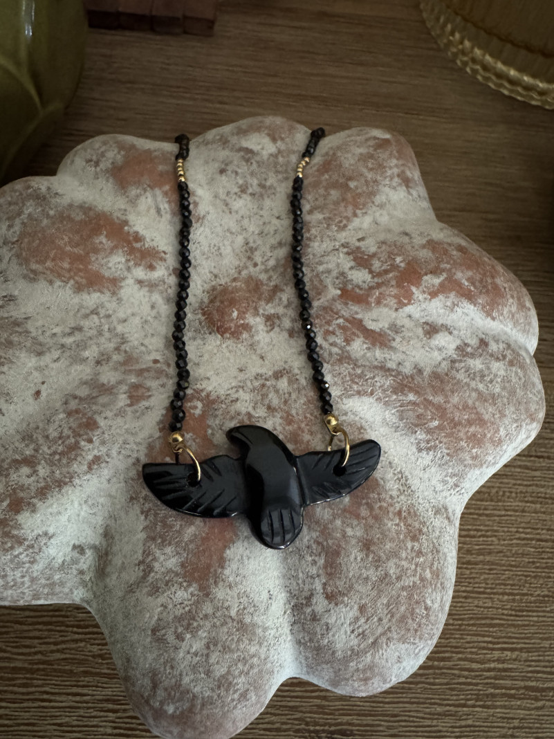 collier Eagle Black avec un aigle en onyx noir monté sur une chaine en acier inoxydable dorée