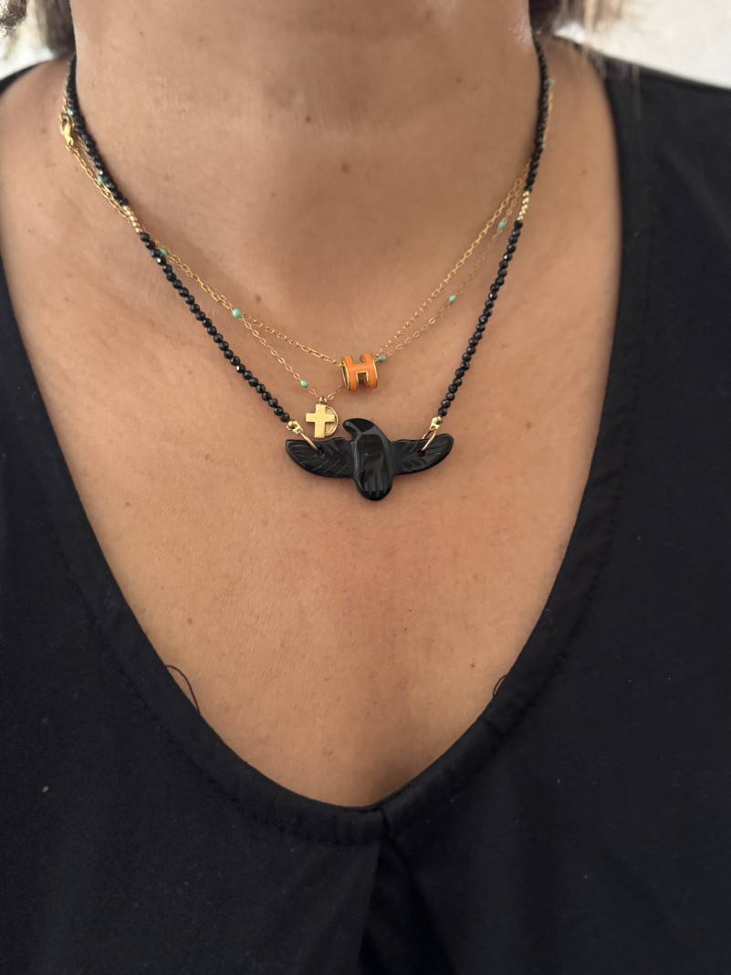 collier Eagle Black avec un aigle en onyx noir monté sur une chaine en acier inoxydable dorée