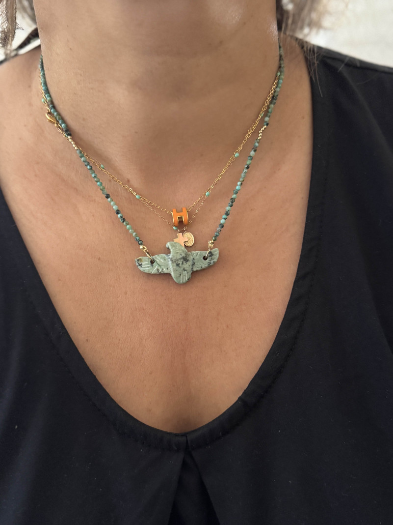 collier Eagle Black avec un aigle en onyx noir monté sur une chaine en acier inoxydable dorée