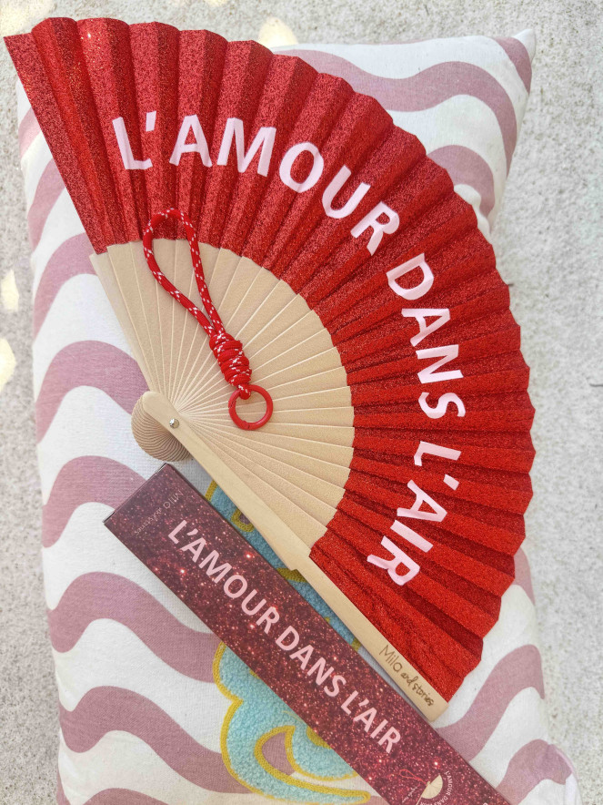 Éventail L'AMOUR DANS L'AIR paillettes rouges